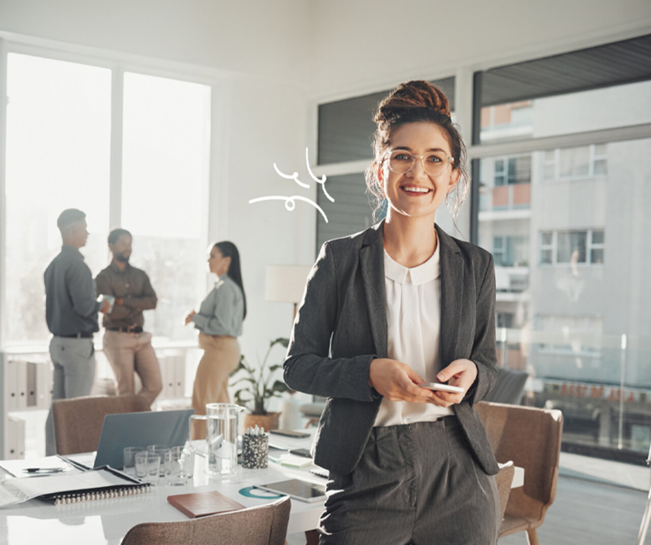 Eine Frau in Business-Kostüm schaut lachend nach vorne
