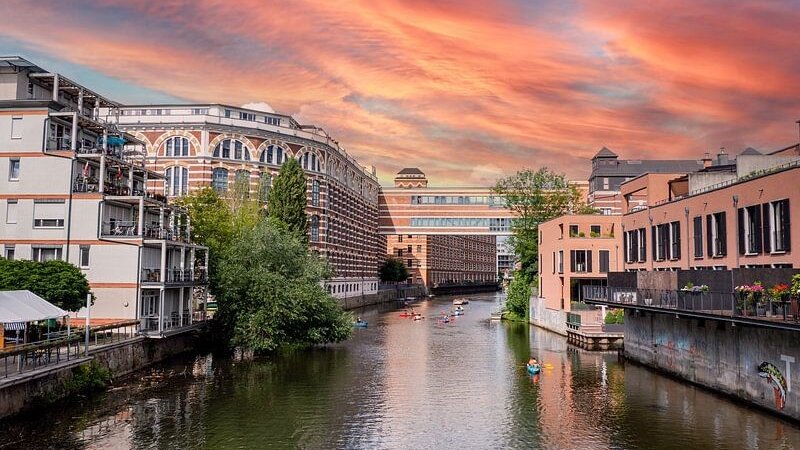 Ein Bild von einem Fluss mit Häusern links und rechts bei Sonnenuntergang auch "klein Venedig" genannt