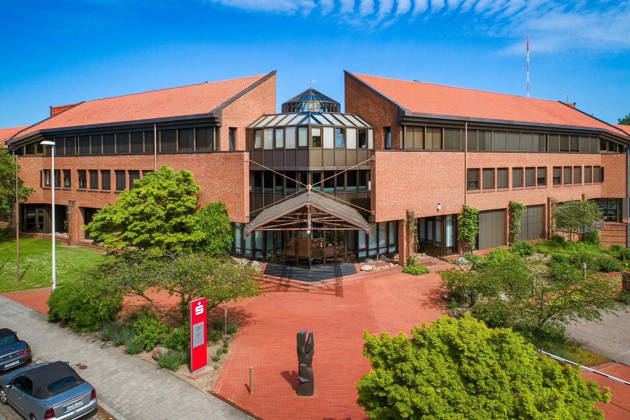 Bild von einem roten Backsteingebäude dem Emil Tagungszentrum in Kiel