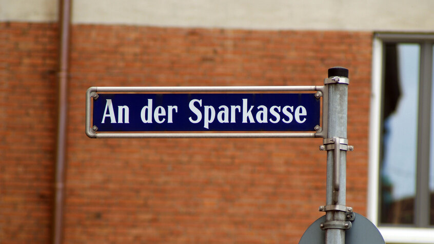 Straßenschild An der Sparkasse