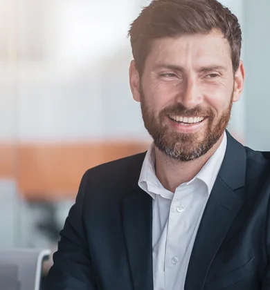 Leute in einem Businesskontext sitzen in einer Runde und lachen zusammen