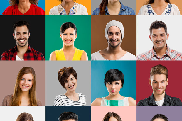 Sehr viele Portraitfotos unterschiedlicher menschen vor verschiedenen einfarbig bunten Hintergründen, kachelartig angeordnet