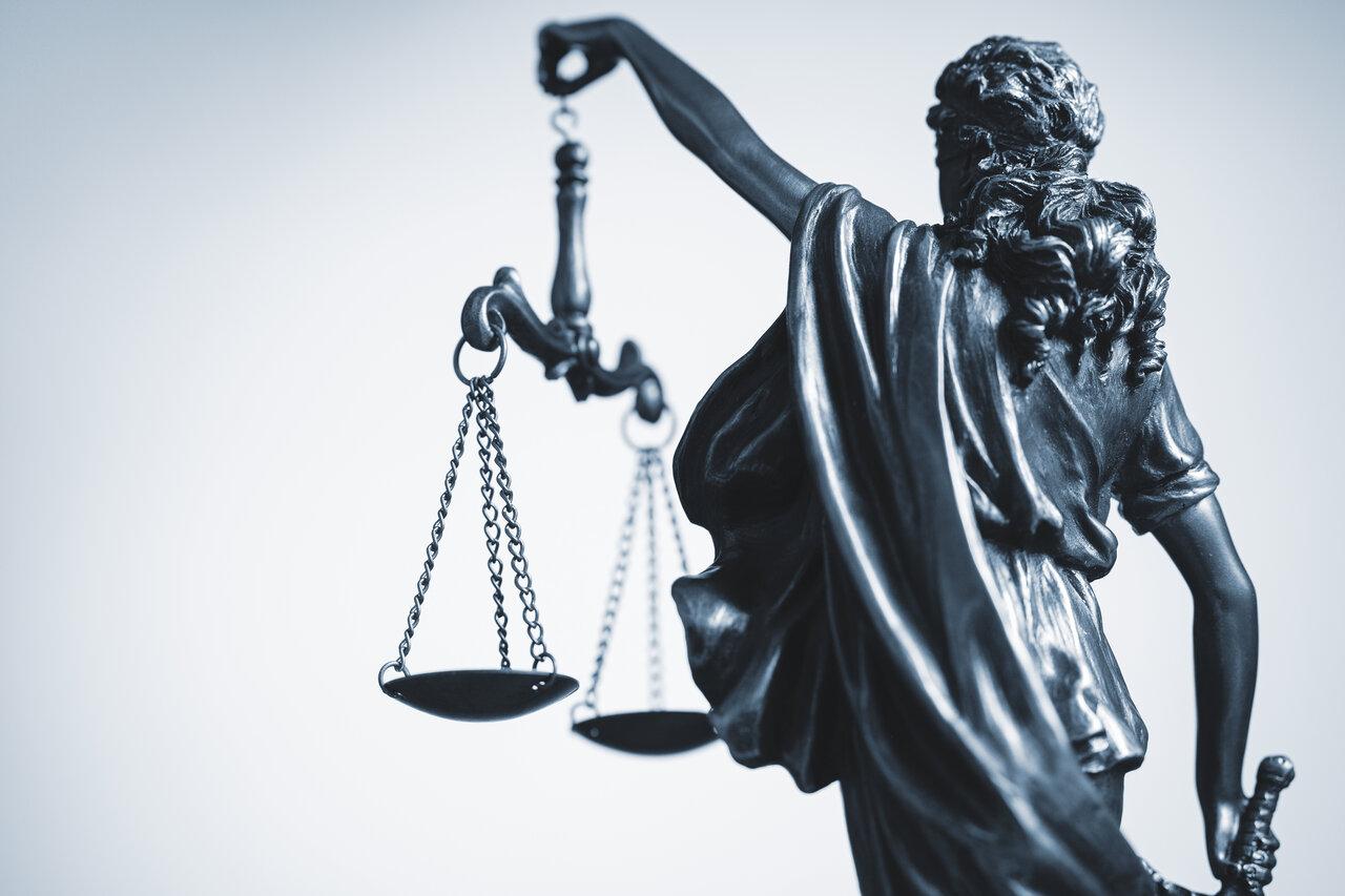 Justitia Statue mit weißem Hintergrund