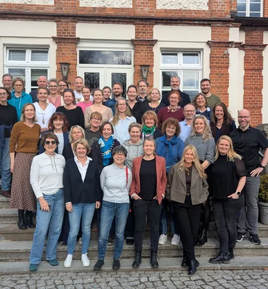 Bild des gesamten Teams der NOSA auf einer Treppe