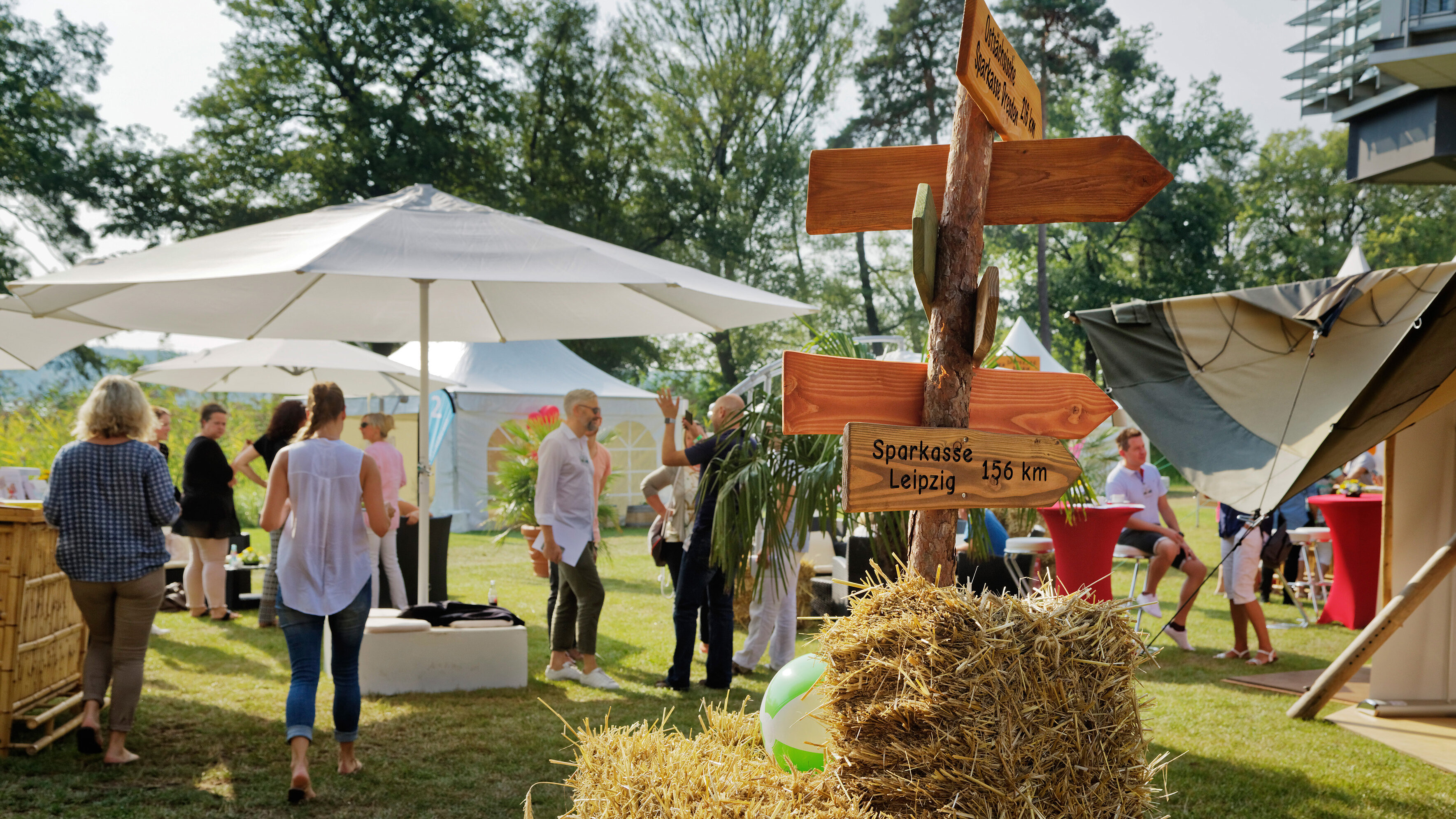 Ein Bild von Zelten und einem Wegweiser beim Vertriebscamp